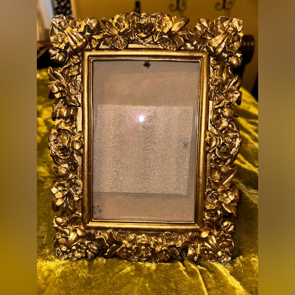 Gold Roses vintage style frame. 5”x 7” NWOT. Pretty! Sturdy!